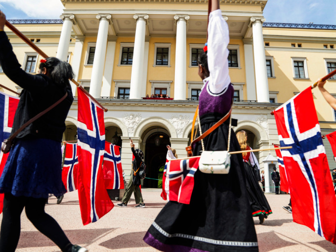 Flagg og faner senkes for å hilse Kongefamilien. Foto: Berit Roald / NTB scanpix